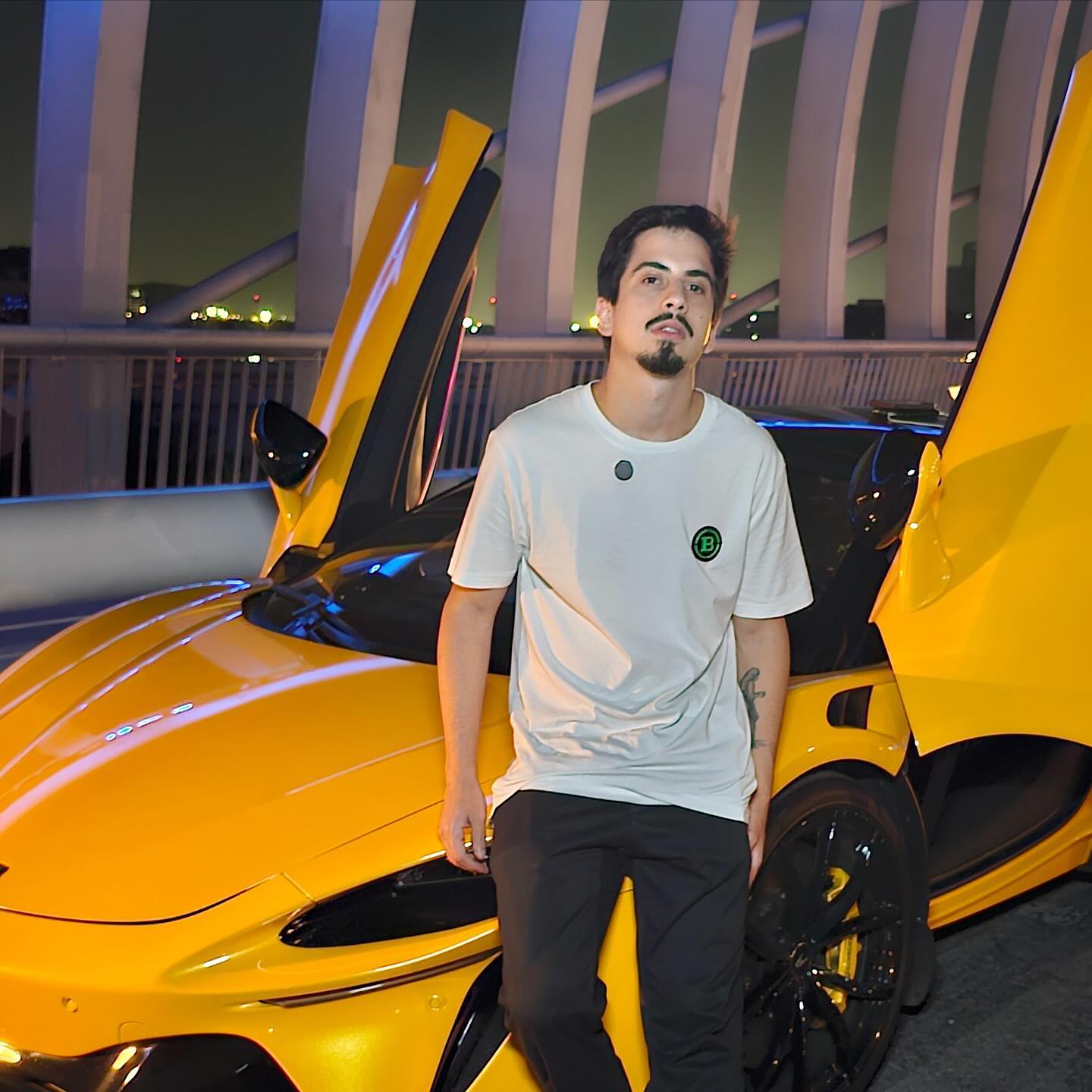 Henrique em ambiente urbano noturno
